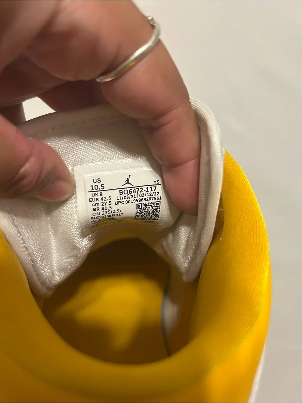 Nike Air Jordan 1 Mid - White & Yellow